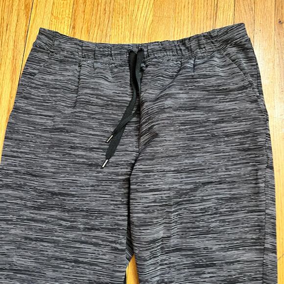 Lululemon Pants Womens 6 Jet Crop Slim Luxtreme Cyber Black Gray Striped - Picture 2 of 10